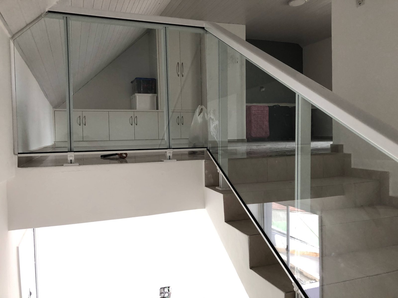 Guarda-corpo de vidro em escada residencial