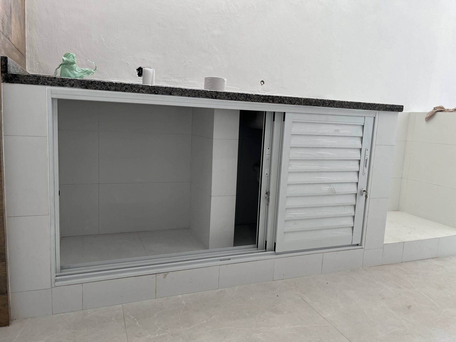 Porta de correr de vidro sob medida em área externa instalada pela Vilson Vidros